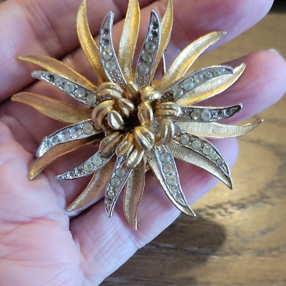 Mid Century Designer, CORO Spider Mum Flower Pin  Brooch - Picture 3 of 3